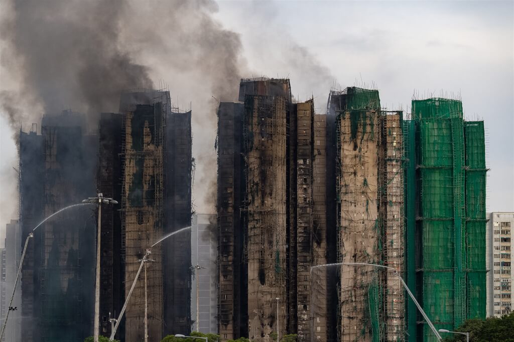 Gedung apartemen Wang Fuk Court Hong Kong hangus terbakar. Foto: Dok. AP
