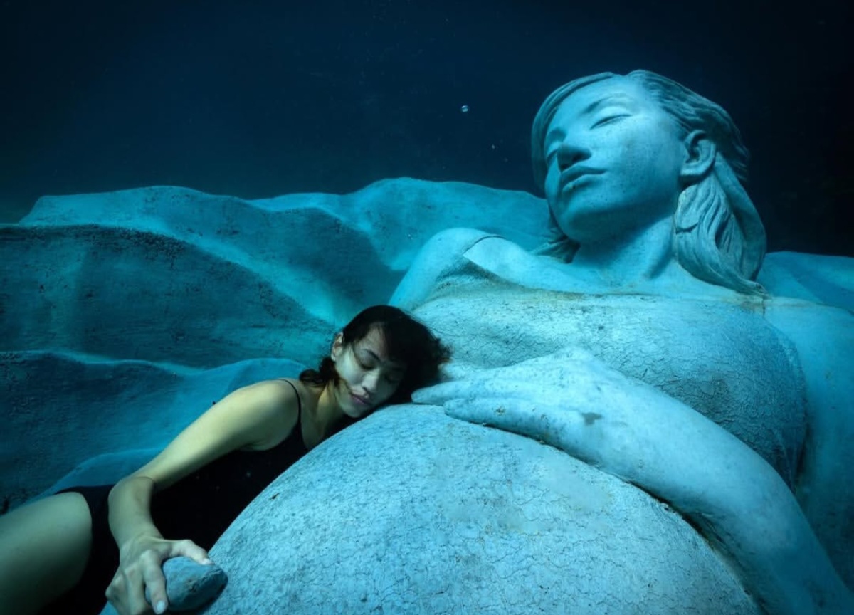 Kiko menyelam untuk berfoto bersama patung bergambar wajahnya. Foto: Dok. Instagram @i_am_kiko