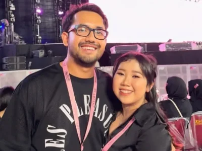 Kiky Saputri bersama suami di konser BLACKPINK. Foto: Instagram @kikysaputrii