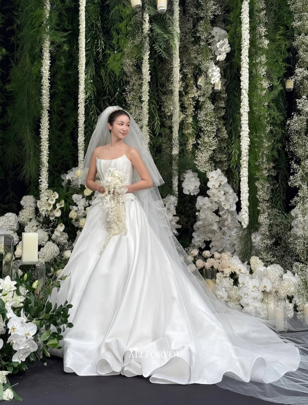 Kim Ok Vin dalam balutan gaun pengantin putih. Foto: Dok. Instagram @weddingoppa_tommy