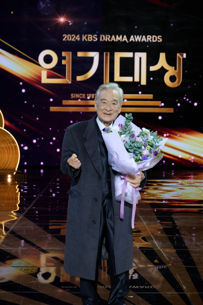 Lee Soon Jae saat menerima daesang KBS Drama Awards 2024. Foto: Dok. Yonhap