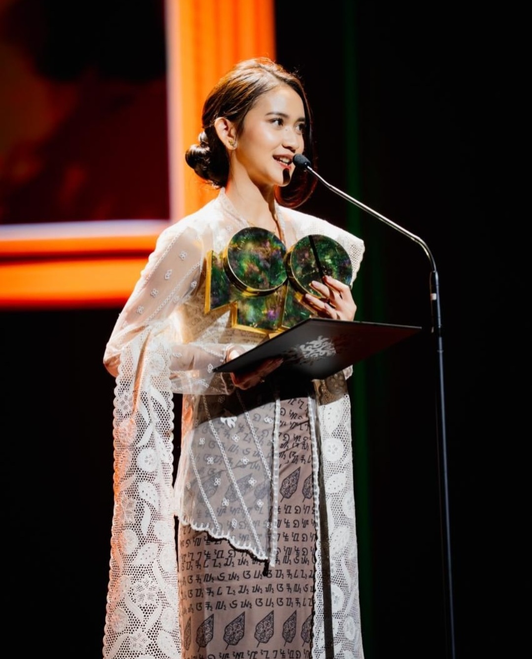 Leya mengenakan kain bertuliskan aksara Sunda. Foto: Dok. Instagram @harleyavaprincy