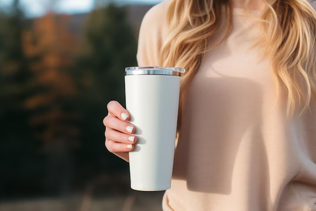Tumbler dengan tutup yang cocok untuk minuman panas. Foto: Dok. Freepik