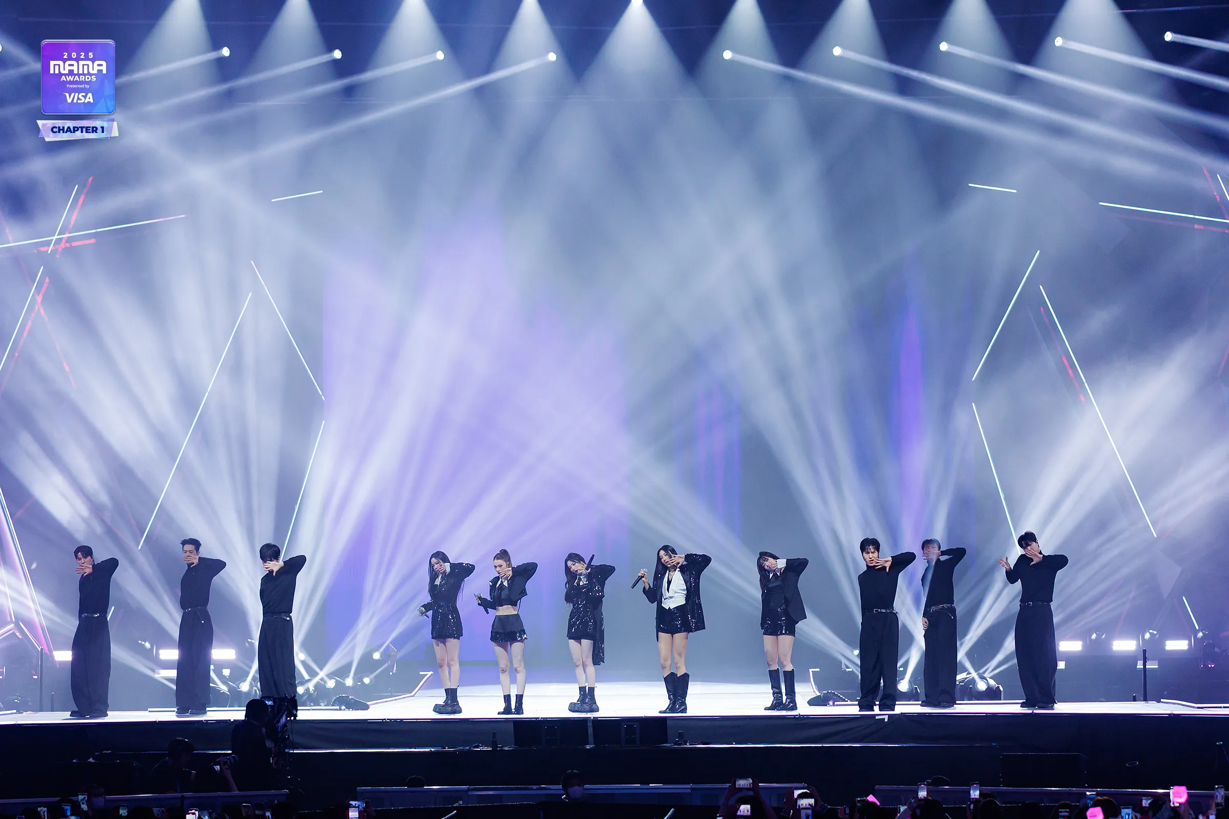 MEOVV membawakan lagu 'Burning Up'. Foto: Dok. Mnet