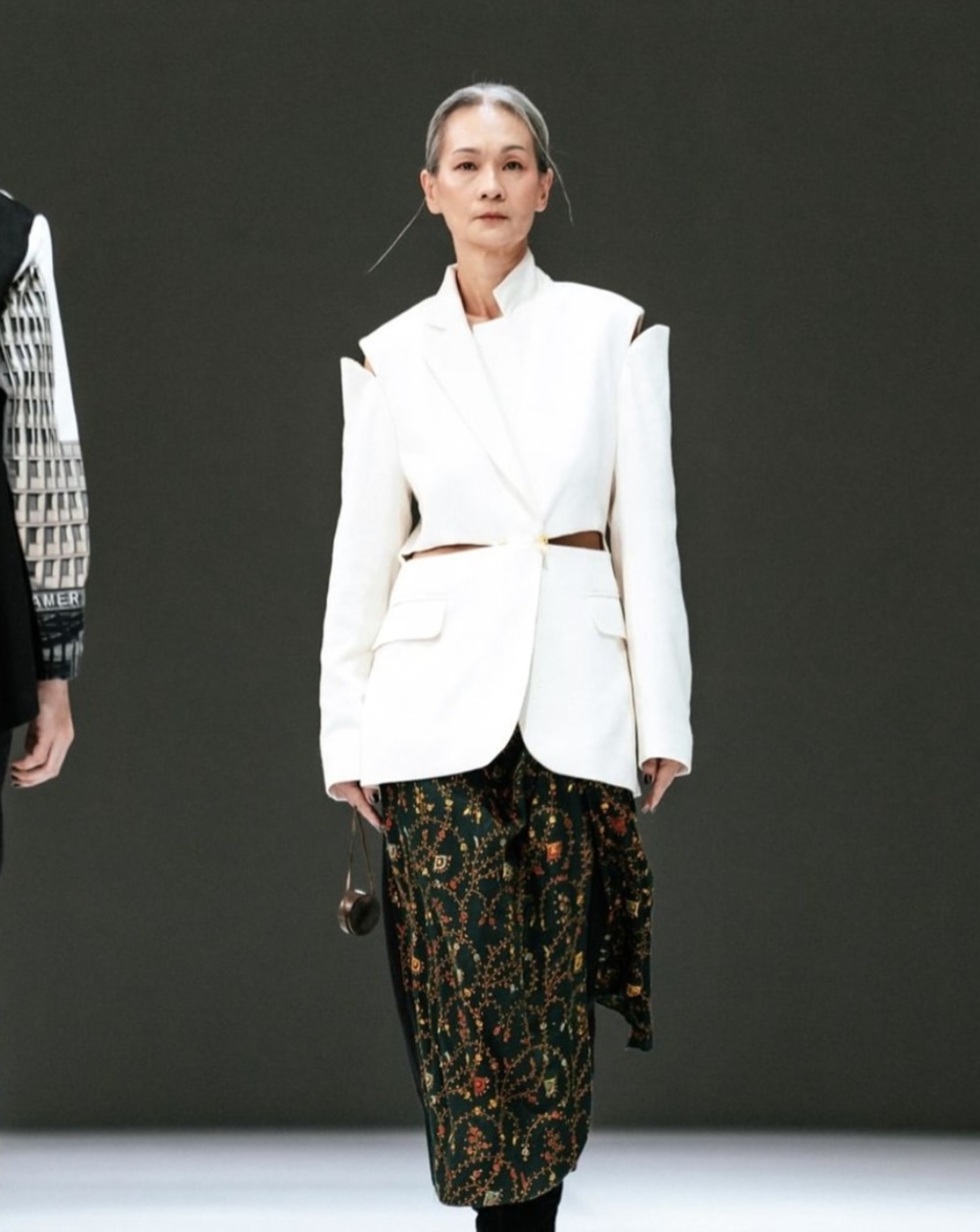 Megasari Dhali melenggang di catwalk. Foto: Dok. Instagram @egadhali