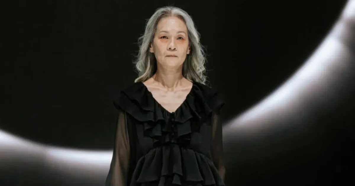 Pesona Megasari Dhali, Model Usia Setengah Abad di Atas Catwalk