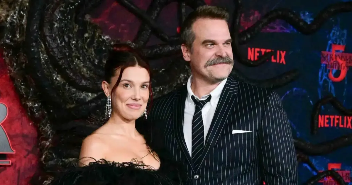 Millie Bobby Brown Peluk David Harbour di Tengah Tuduhan Pelecehan