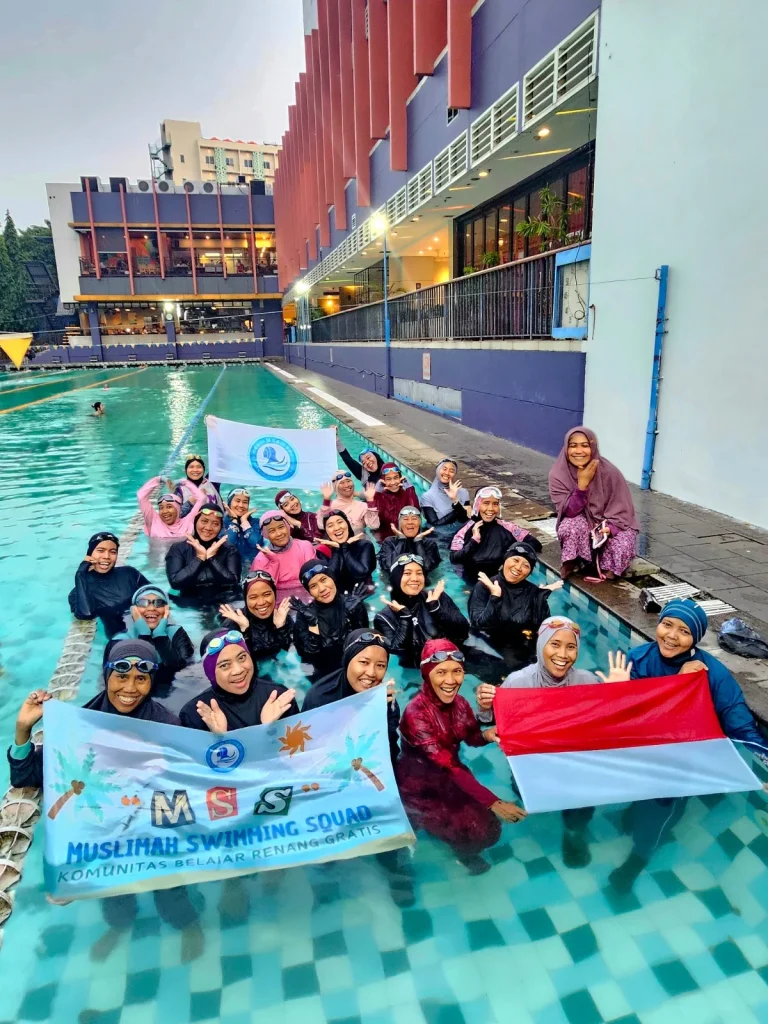 FOTO BERSAMA: Para anggota Muslimah Swimming Squad. (Foto: Dok. Pri)