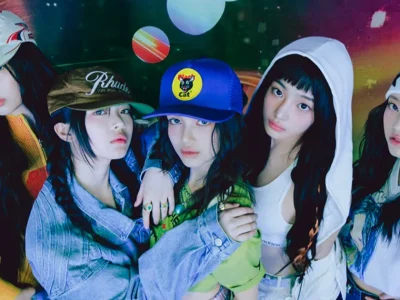 Seluruh anggota NewJeans kembali ke ADOR. Foto: Dok. Weverse