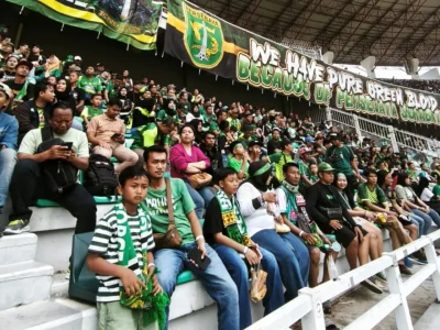 Nyata di Tribun Keluarga Pertandingan Persebaya vs Arema FC. (Foto: Rafi Kurnia/Nyata)