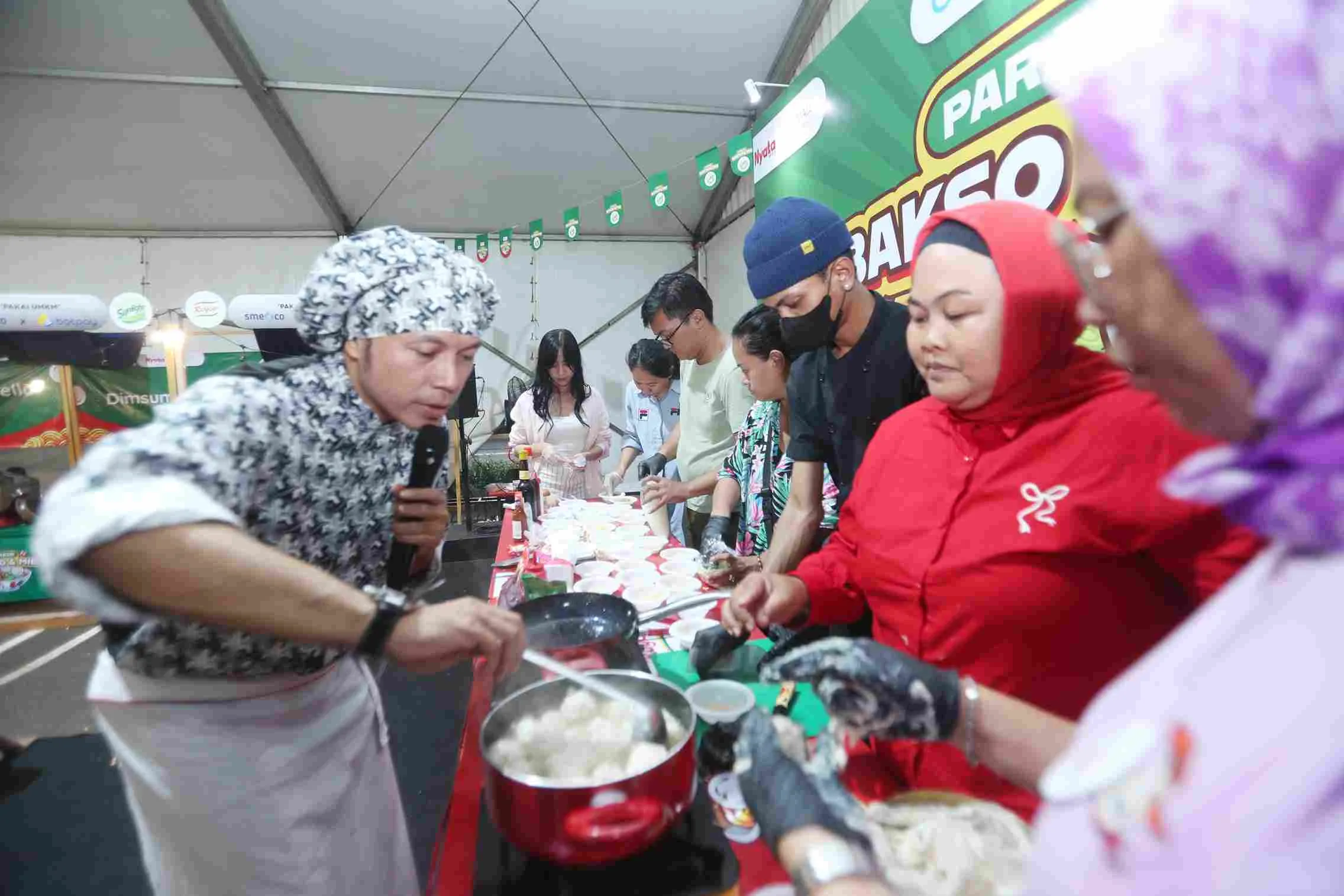 Belajar bikin bakso bersama Chef Muto. Foto : Reza Wibisono/Nyata