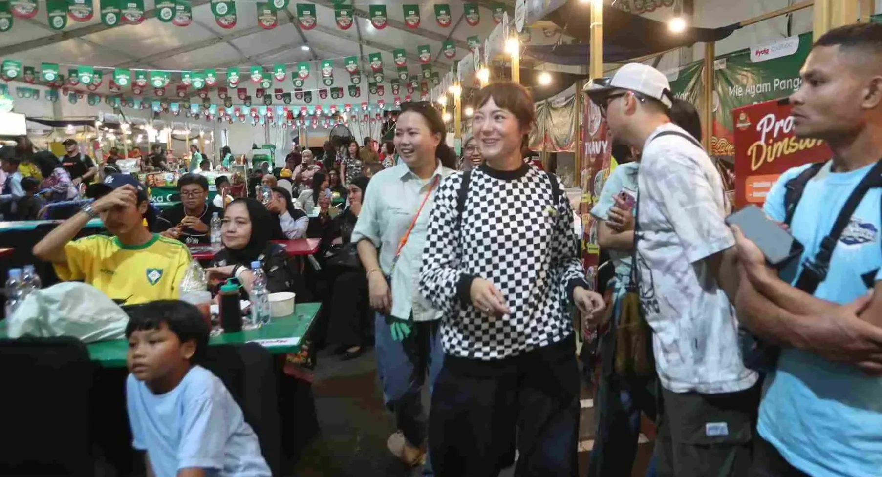 Poppy Sovia berkunjung. Foto : Reza Wibisono/Nyata 