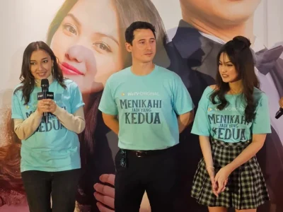 Nino Fernandez (tengah) membintangi serial terbau WeTV 'Menikahi Jadi Yang Kedua'. (Foto: Agnes/Nyata)