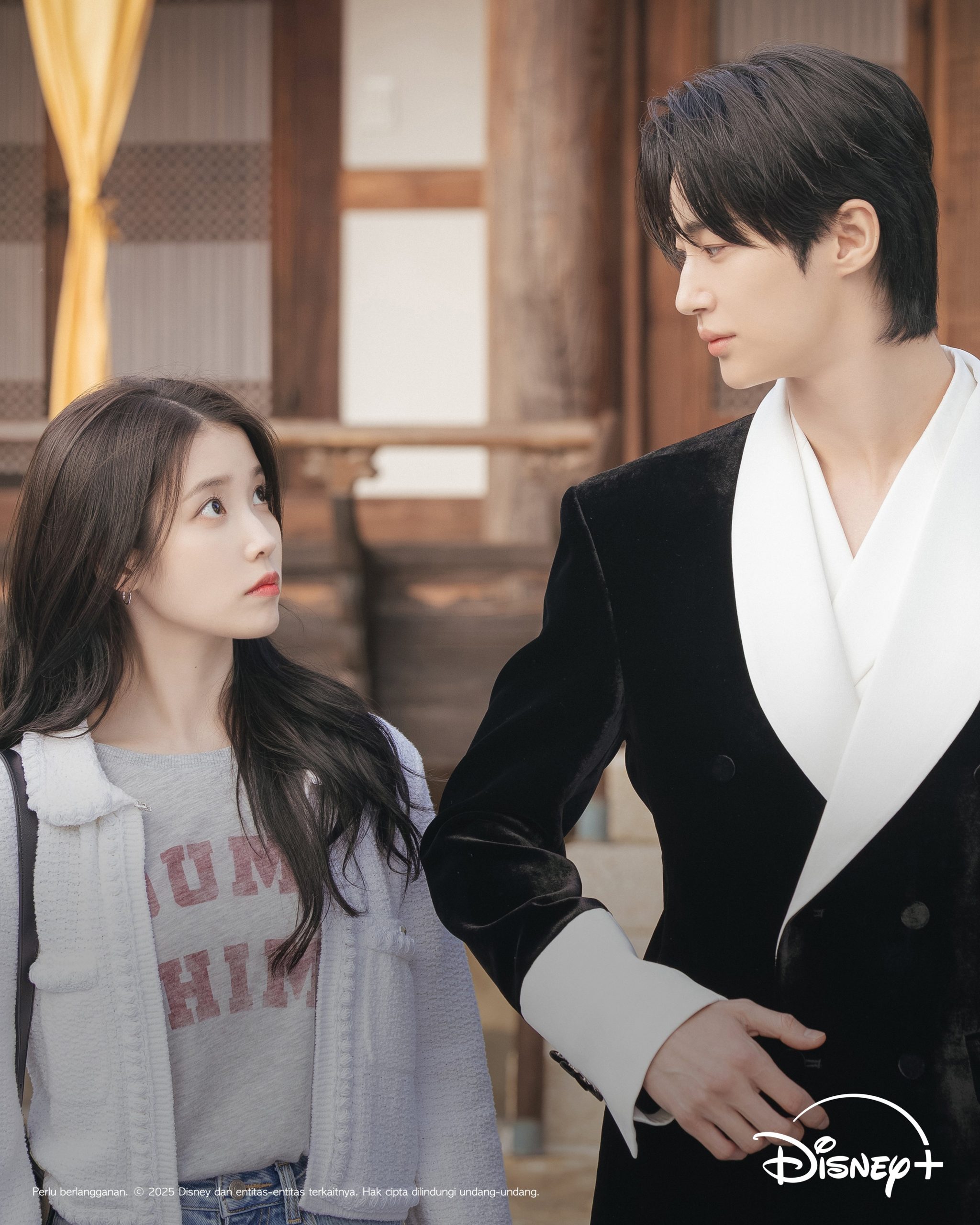 IU dan Byeon Woo Seok, pemeran 'Perfect Crown'. Foto: Dok. Disney Plus