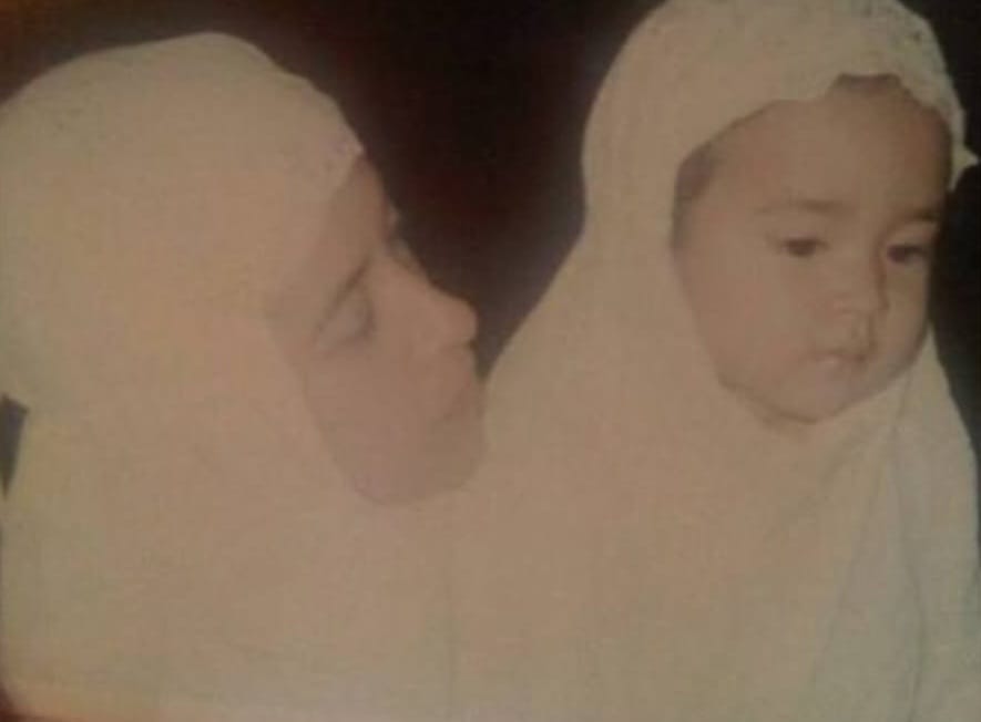 Potret Raisa semasa kecil bersama Ria Mariaty. Foto: Dok. Instagram @raisa6690