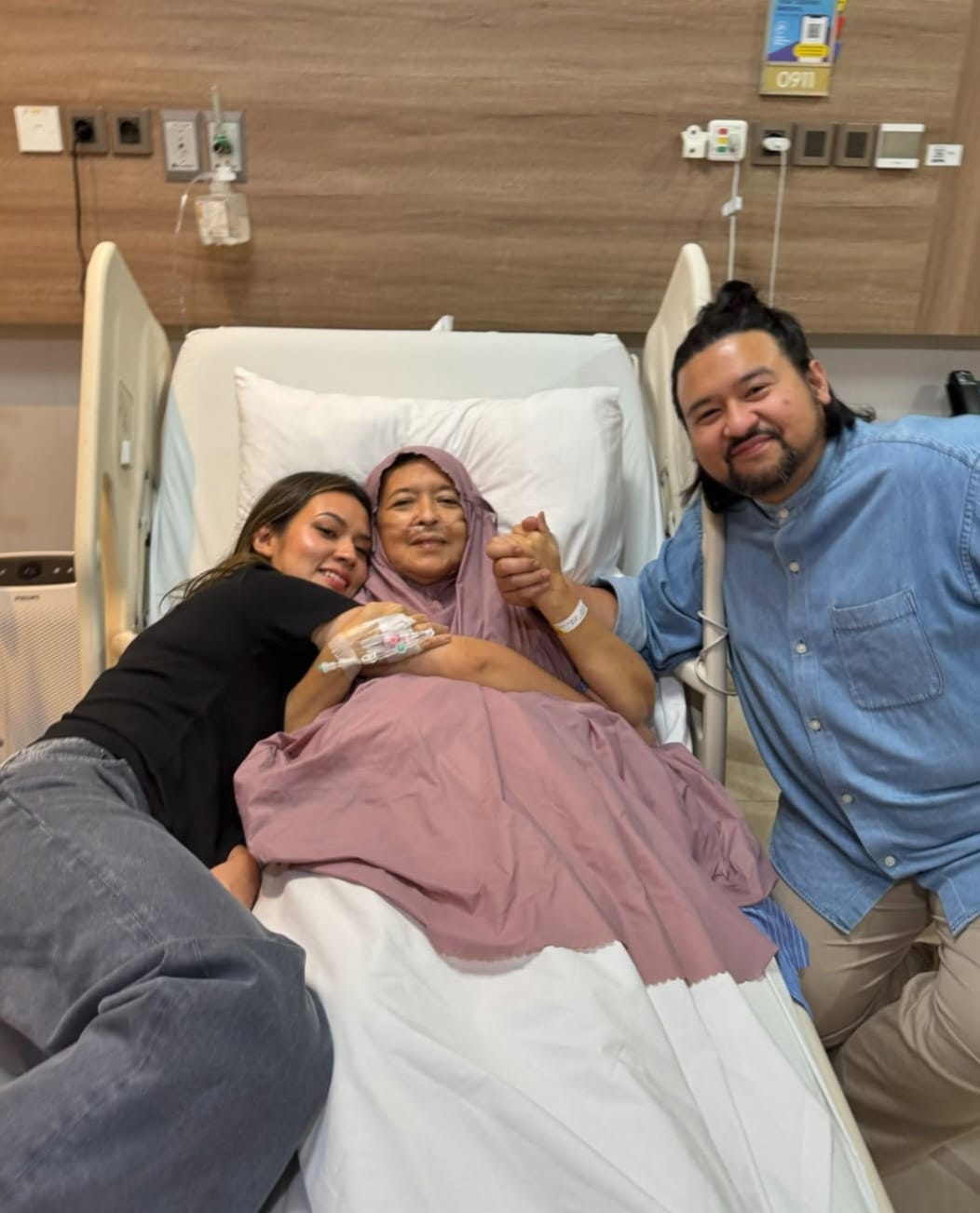 Raisa bersama kakaknya, Rinaldi Nurpratama mendampingi ibu di rumah sakit. Foto: Dok. Instagram @rinaldinurpratama