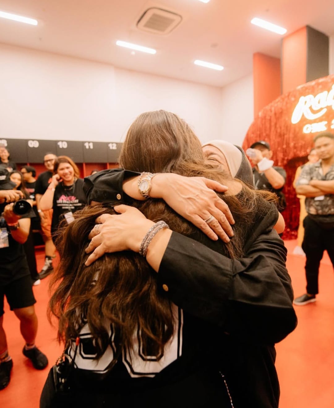Momen berpelukan usai konser tunggal di GBK. Foto: Dok. Instagram @raisa6690