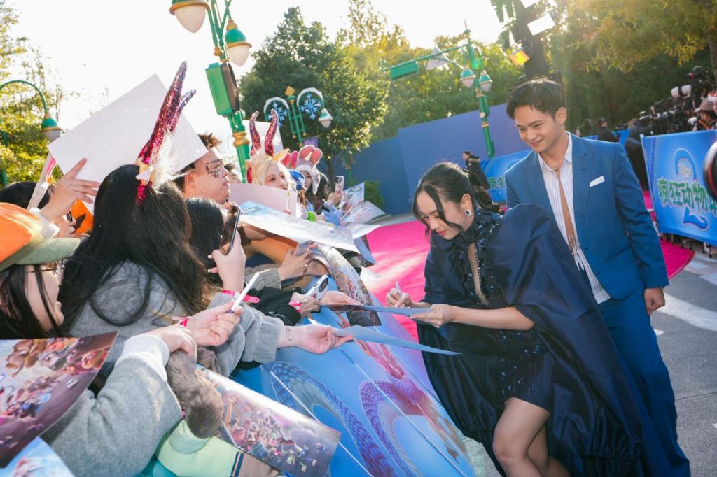 Ditemani Randy Martin, Lyodra menandatangani penggemar di Shanghai. (Foto: Dok. Pri)