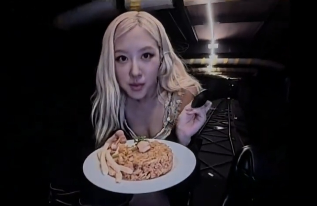 Rose menikmati nasi goreng sebelum naik ke panggung. Foto: Dok. X @seonwoojeong