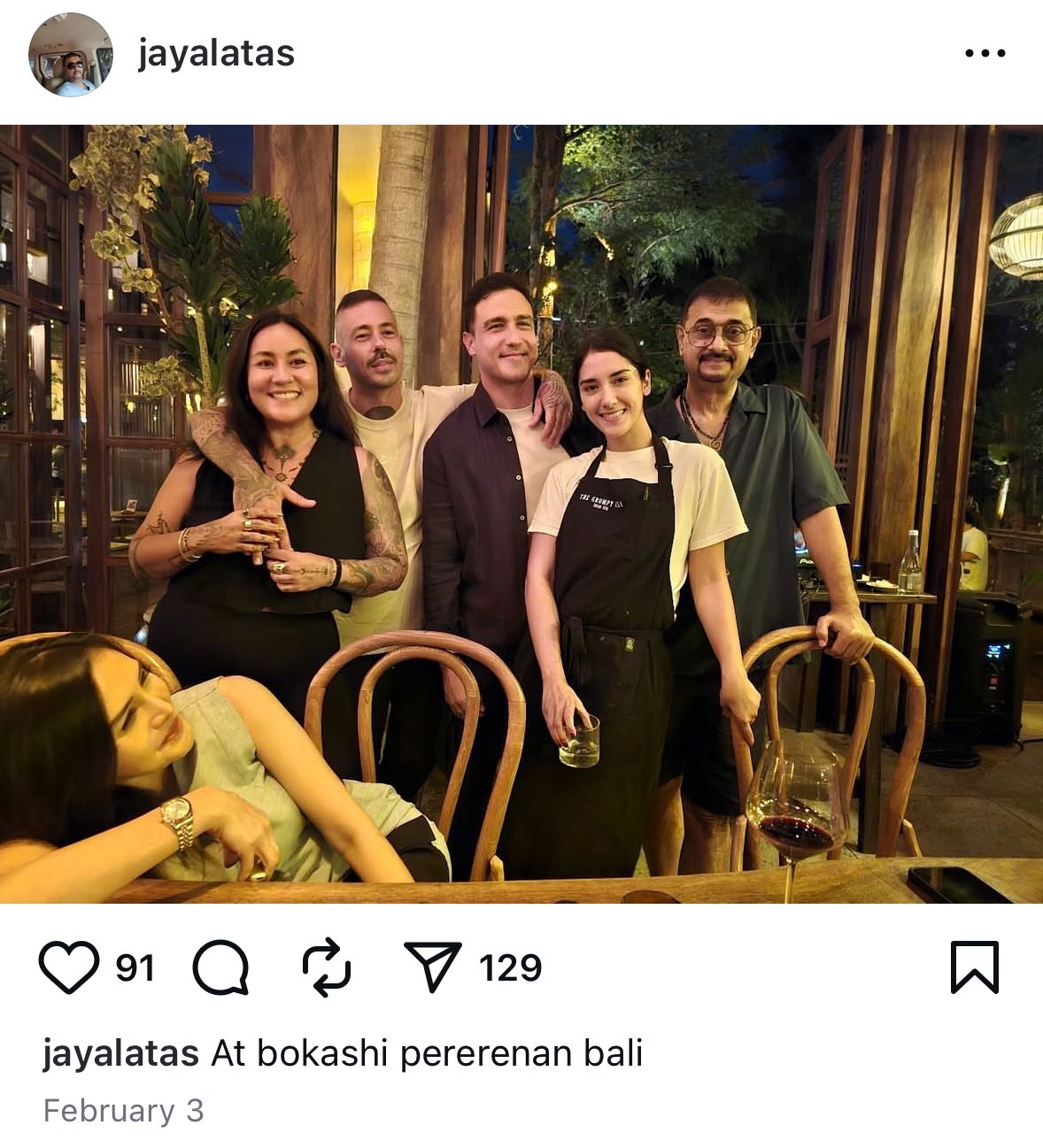 Potret Sabrina (baju putih) dengan Hamish. Foto: Dok. X @geprektehdebby