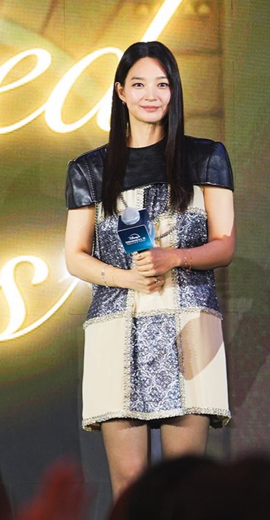Penampilan Shin Min Ah yang memicu rumor hamil. Foto: Dok. X @DisneyPlusID