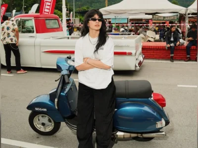 Sintya Marisca, penggemar motor vespa. (Foto: Instagram @sintyamarisca)