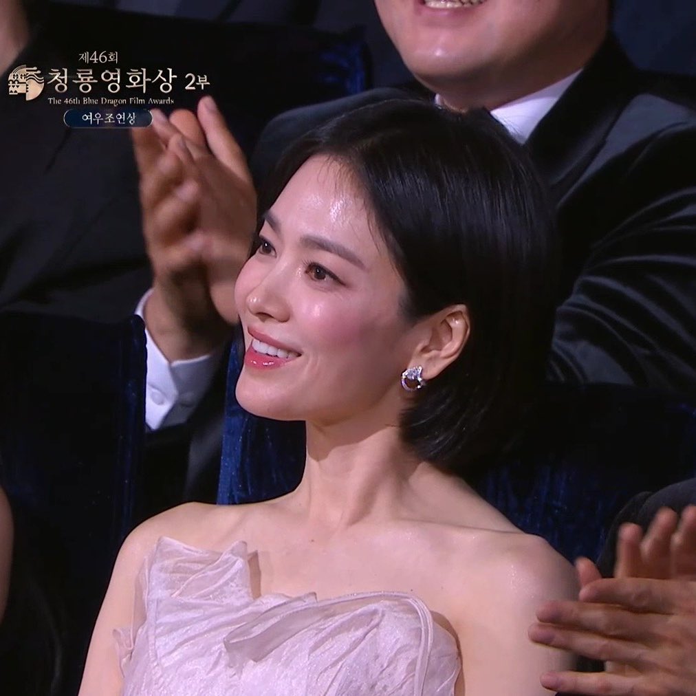 Song Hye Kyo di Blue Dragon Film Awards 2025. Foto: Dok. X @loverdramas
