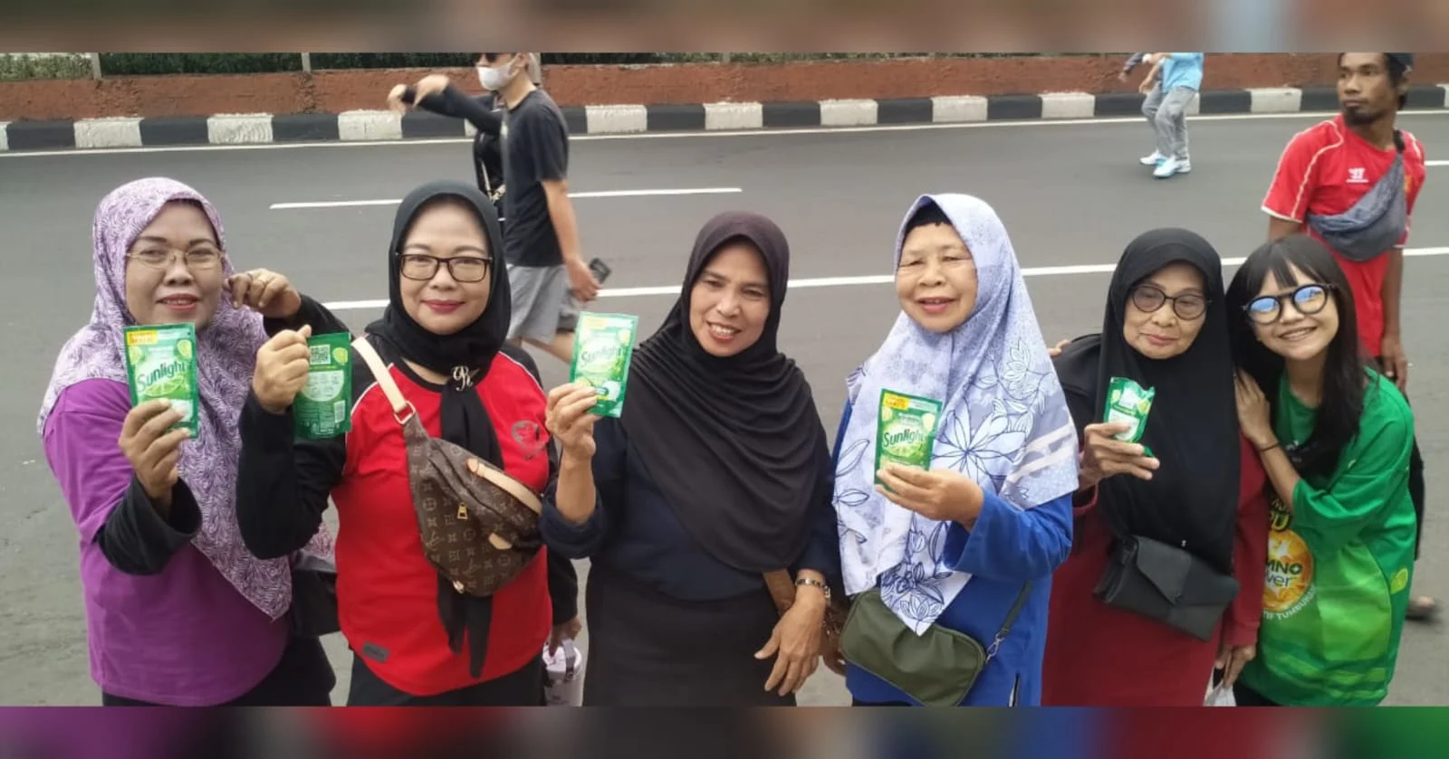 Nyata Event Production Dukung Sunlight Bagi-bagi Produk Gratis di Depok