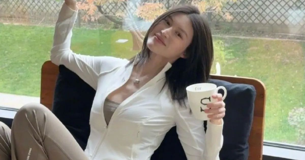 Model He Sui Pamer Tubuh Langsing usai Melahirkan Anak William Chan