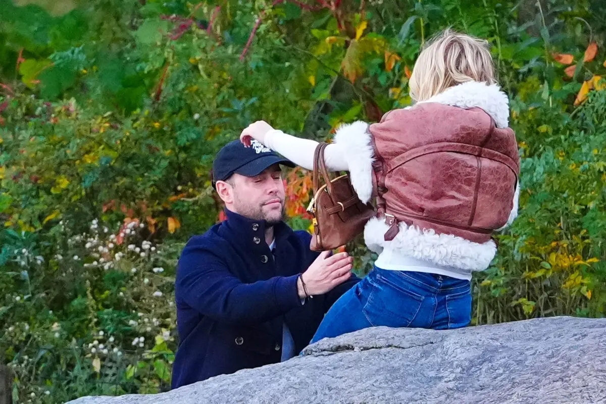 Scooter membantu Sydney turun dari batu. Foto: Dok. Backgrid