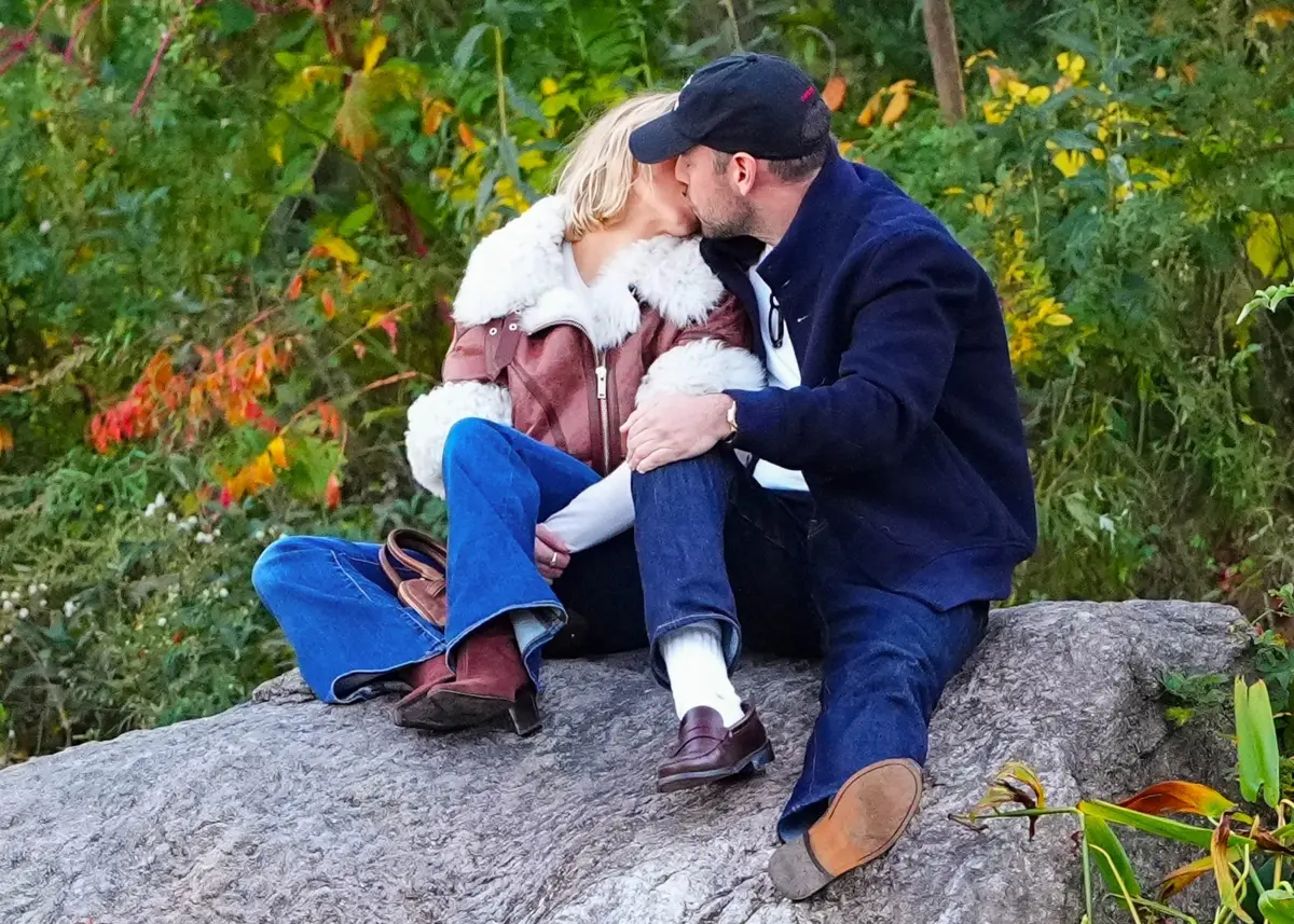 Sydney Sweeney dan Scooter Braun terciduk berciuman. Foto: Dok. Backgrid