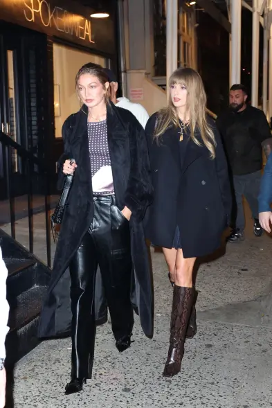 Taylor Swift dan Gigi Hadid. Foto : T.JACKSON / BACKGRID
