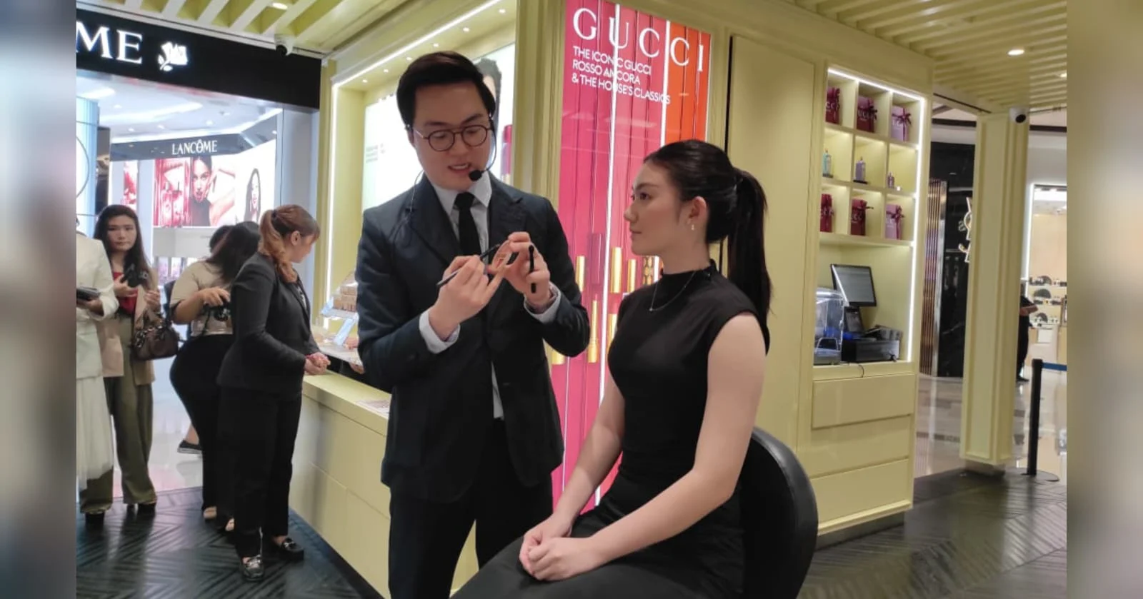 Tips Makeup Elegan: Lipstik Merah Ikonik yang Tak Pernah Salah