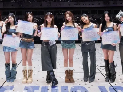 Tzuyu (paling kiri) dan anggota grup TWICE saat konser di Kaohsiung, Taiwan. Foto: Dok. X @JYPETWICE