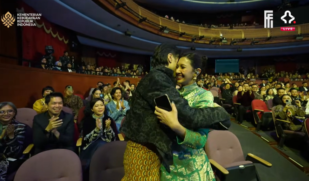 Vidi memeluk Sheila yang menang FFI 2025. Foto: Dok. YouTube Festival Film Indonesia