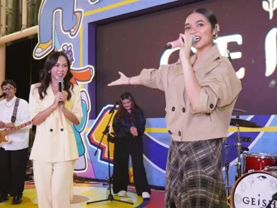 Regina, vokalis band Geisha (kanan) bersama Saphira di mini konser, Sisters in Harmony. (Foto: Dok. Pri)