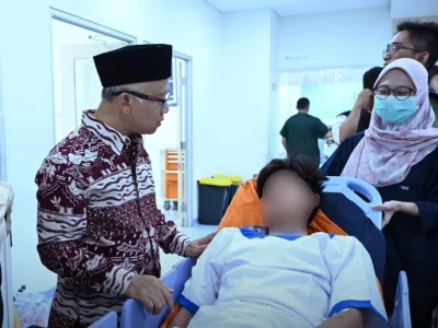 Wamendikdasmen Atip Latipulhayat saat mengunjungi korban ledakan SMAN 72 Jakarta di RS Islam Cempaka Putih, Jakarta. (Foto: Dok. Kemendikdasmen)