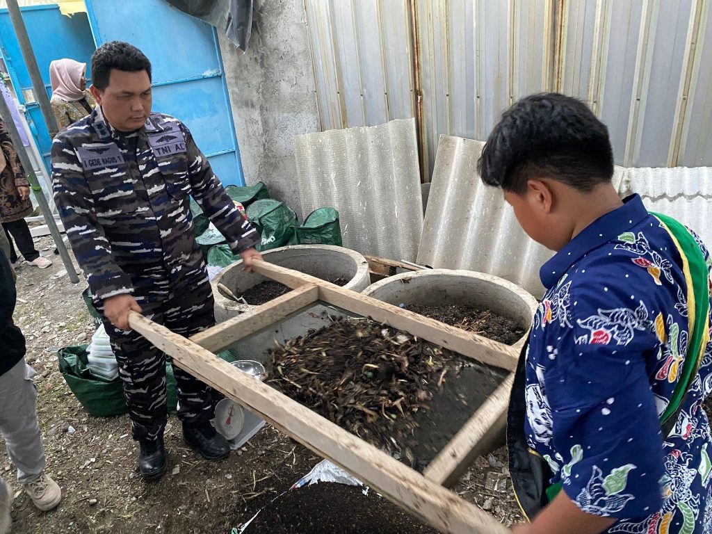 Wishnu dan sang ayah tengah memanen kompos. (Dok. Pri)