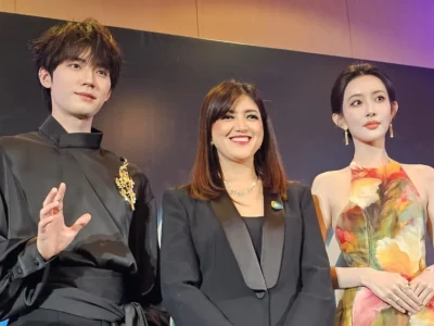 Zhao Yiran (kiri) dan Meng Ziyi (kanan) saat di Jakarta, Indonesia. (Foto: Agnes/Nyata)