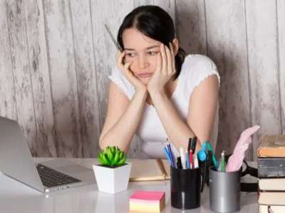 Ilsutrasi zodiak malas yang sering menunda pekerjaan. Foto: Dok. Freepik