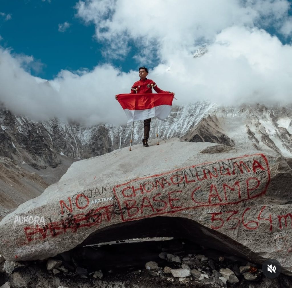 Saat berhasil mendaki Gunung Everest (Foto: Instagram/anggiwahyuda)