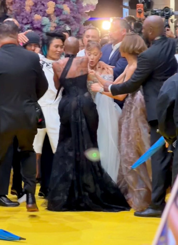 Mendorong fans pergi (Foto: TikTok/ Belle Phai)