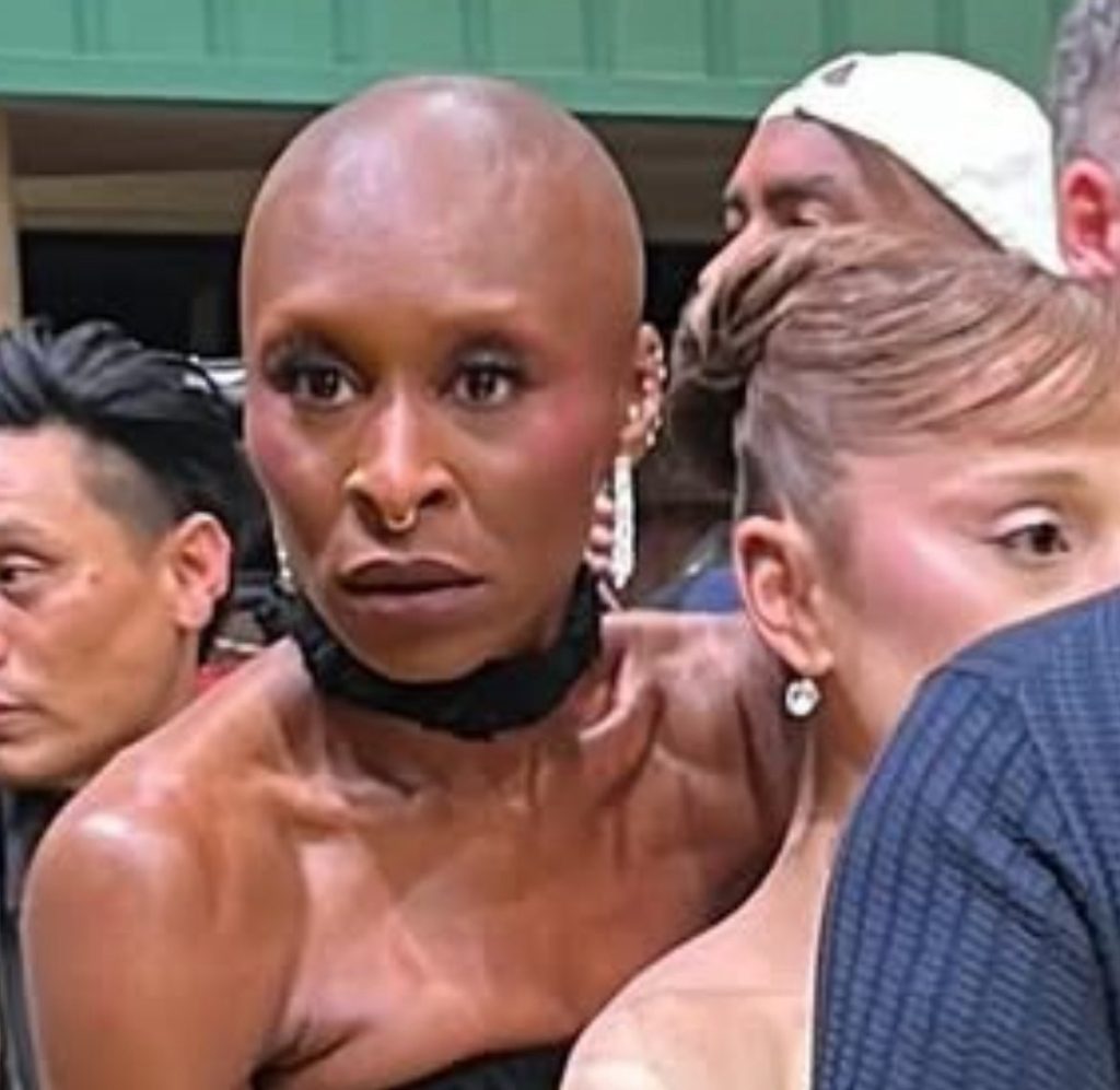 Menatap marah ke arah fans (Foto: X/qadrishabih_)