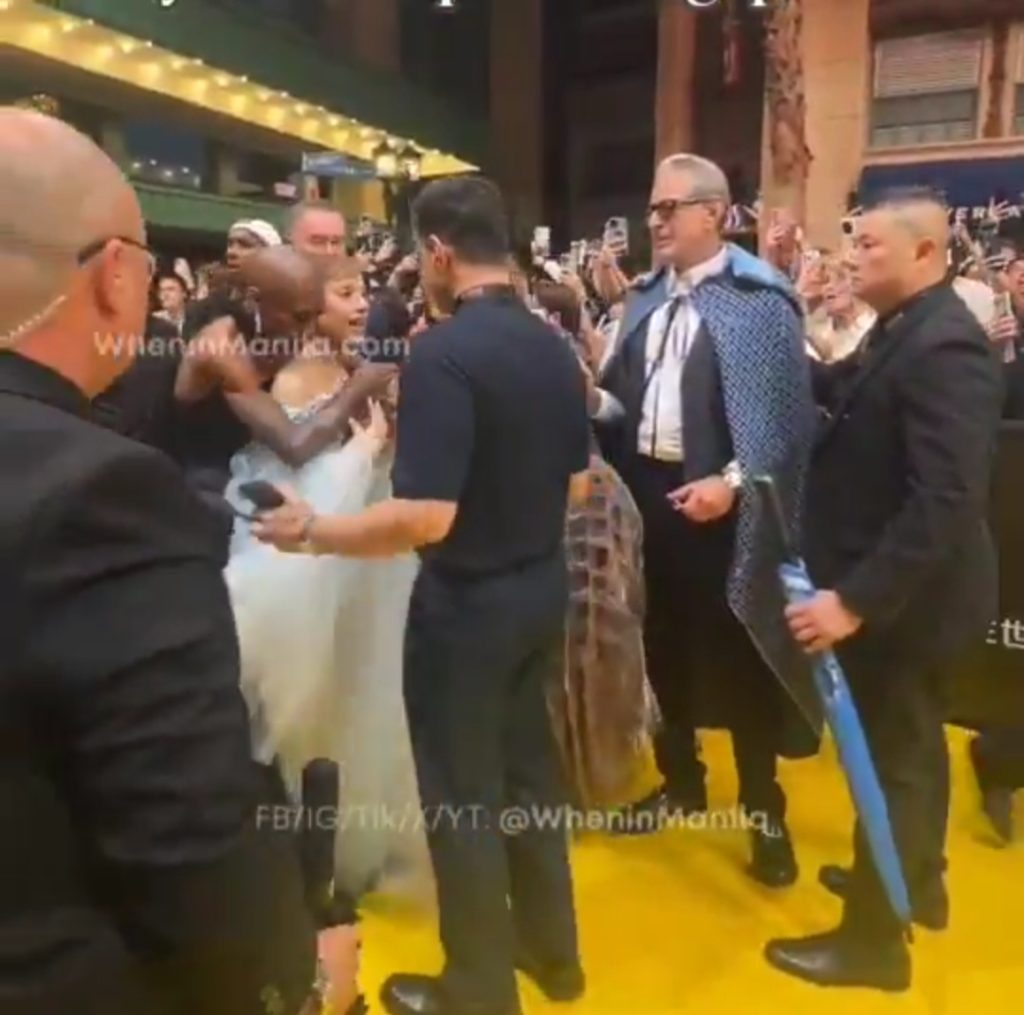 Berusaha menenangkan dengan pelukan (Foto: X/TheKohliGuy)