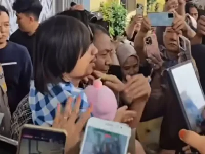 Bilqis (digendong, baju kotak-kotak biru), balita asal Makassar yang diculik sudah ditemukan (Foto: Instagram/info_kejadian_makassar)