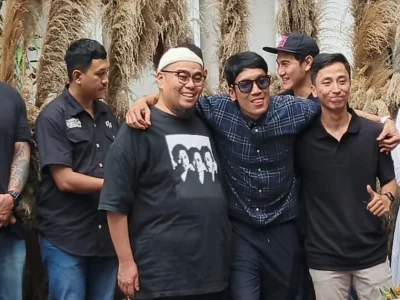 Desta (tengah, kacamata hitam) dengan kru film ‘Warkop DKI Reborn’ (Foto: Nyata/Bayu)