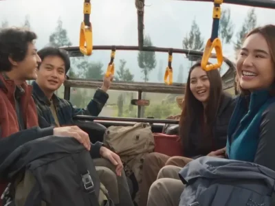 Perjalanan empat mahasiswa di film horor ‘Dusun Mayit’. (Foto: YouTube/CINEMA 21)