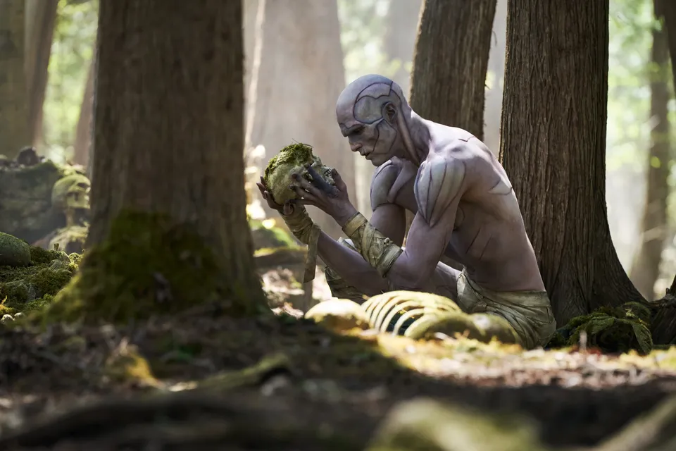 Adegan saat The Creature kabur ke hutan (Foto: Dok. Netflix)