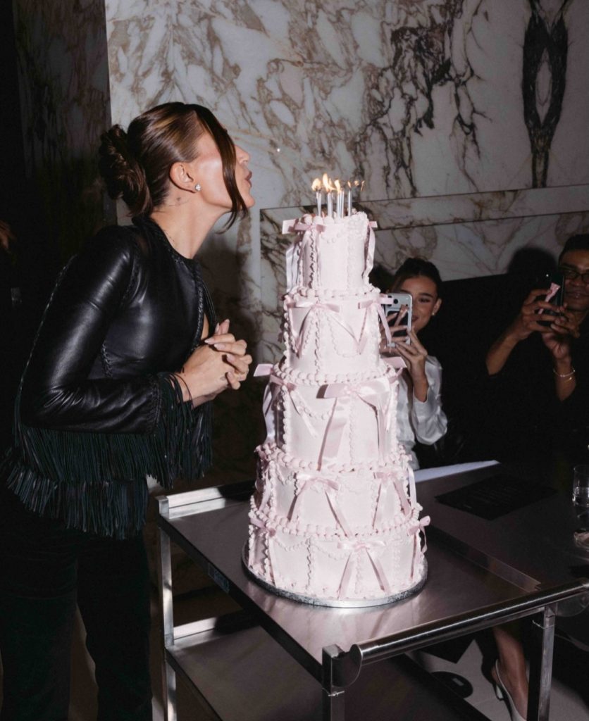 Momen tiup lilin kue ulang tahun (Foto: Instagram/rhode)