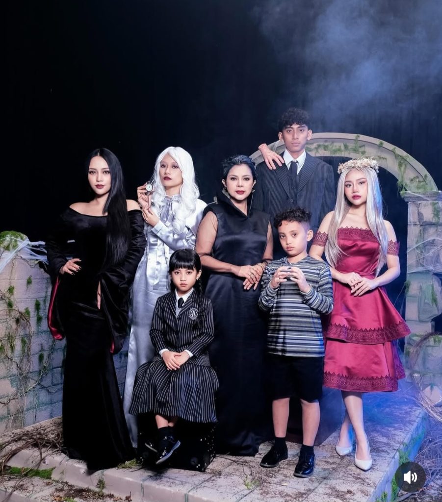 Rachel Vennya dan keluarga jadi Keluarga Addams (Foto: Instagram/rachelvennya)